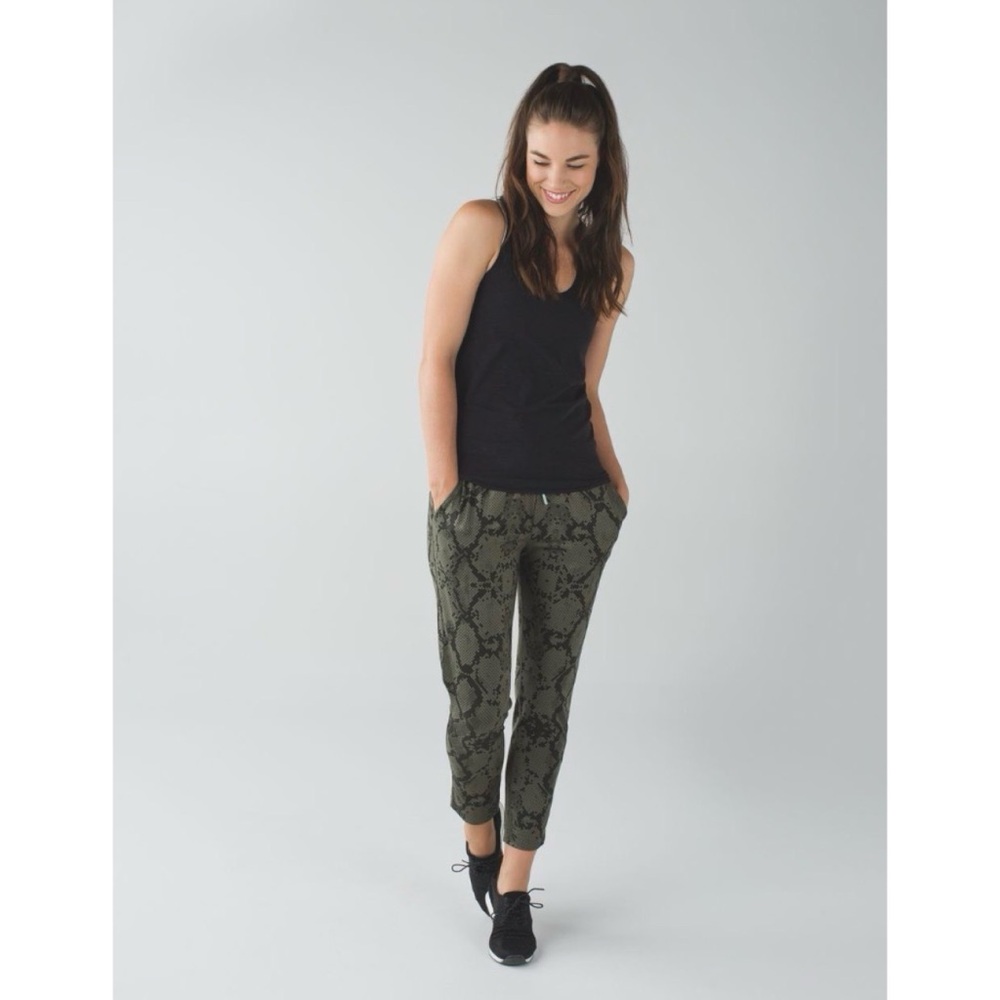 Lululemon Jet Crop (Slim) *Luxtreme Ziggy Snake Fatigue Green Gator Green 4
